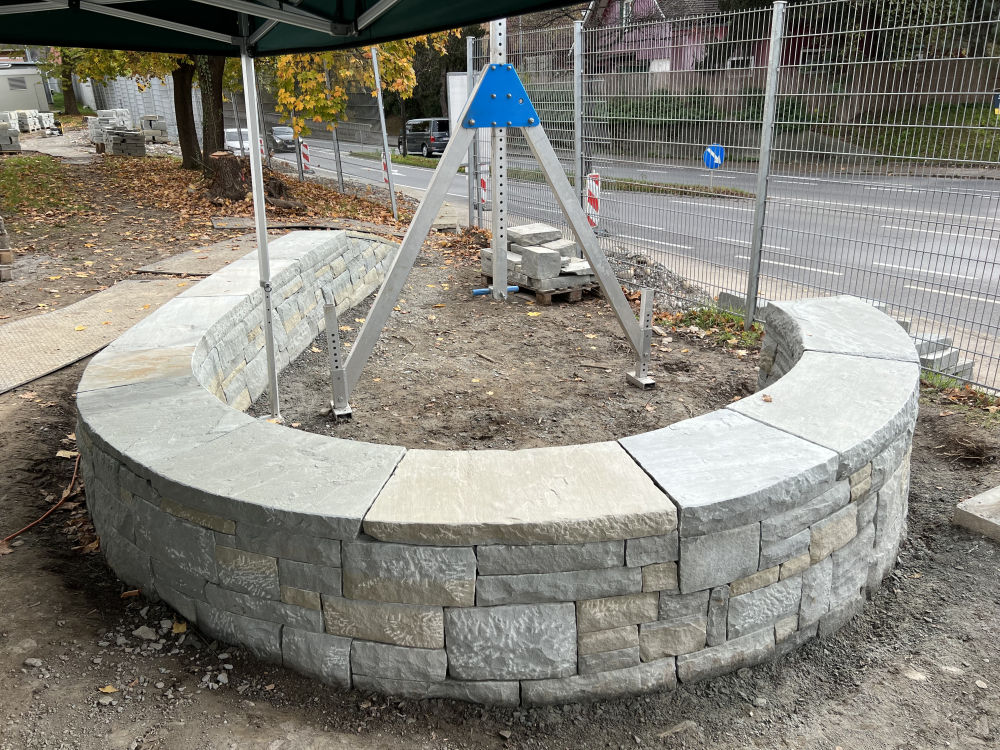 In einem kleinen Kreis umschliesst sie den späteren Sitzplatz