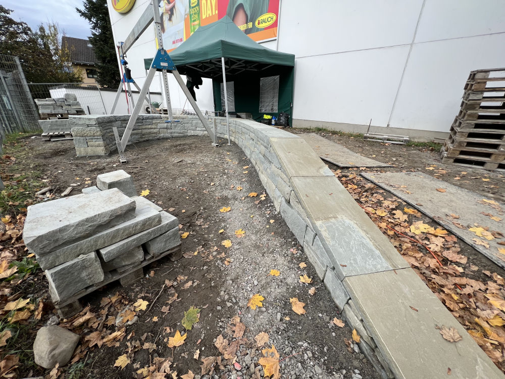 Der Anfang der Mauer ist fertiggestellt