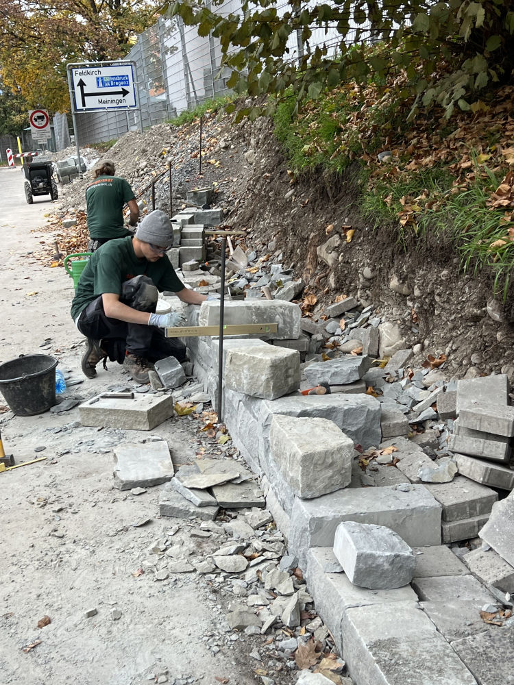 Die Stützmauer entsteht