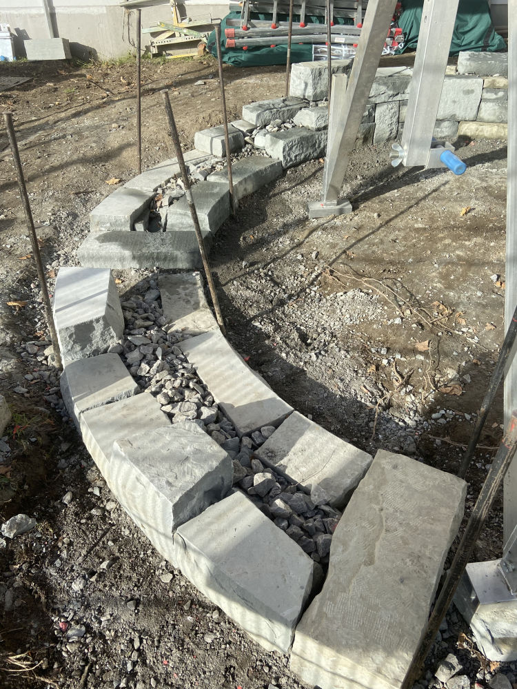 Die Mauer umfasst den Platz im engen Radius