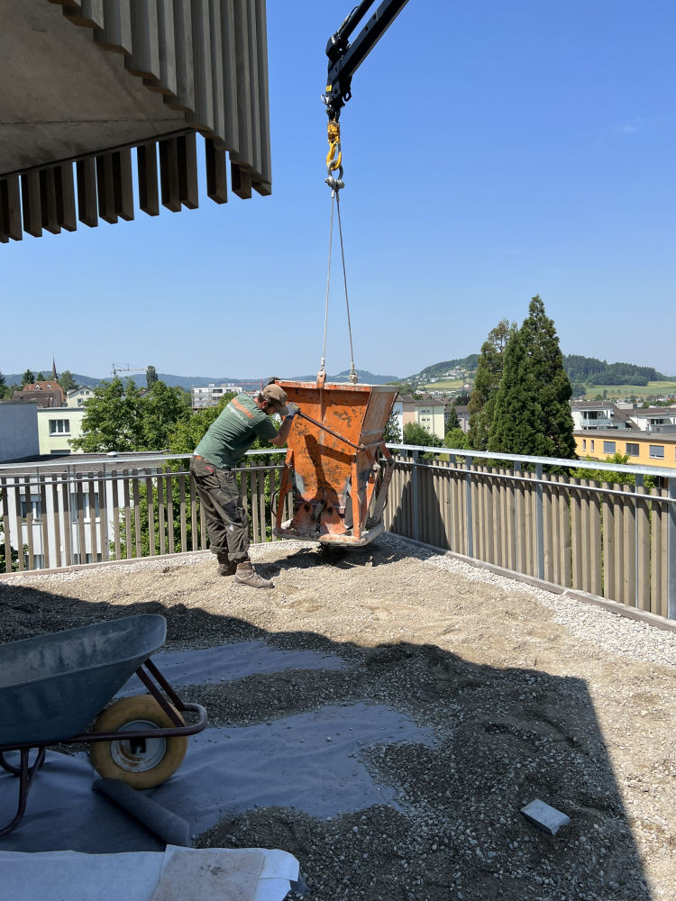 Dränschicht wird mit Betonkübel eingebaut